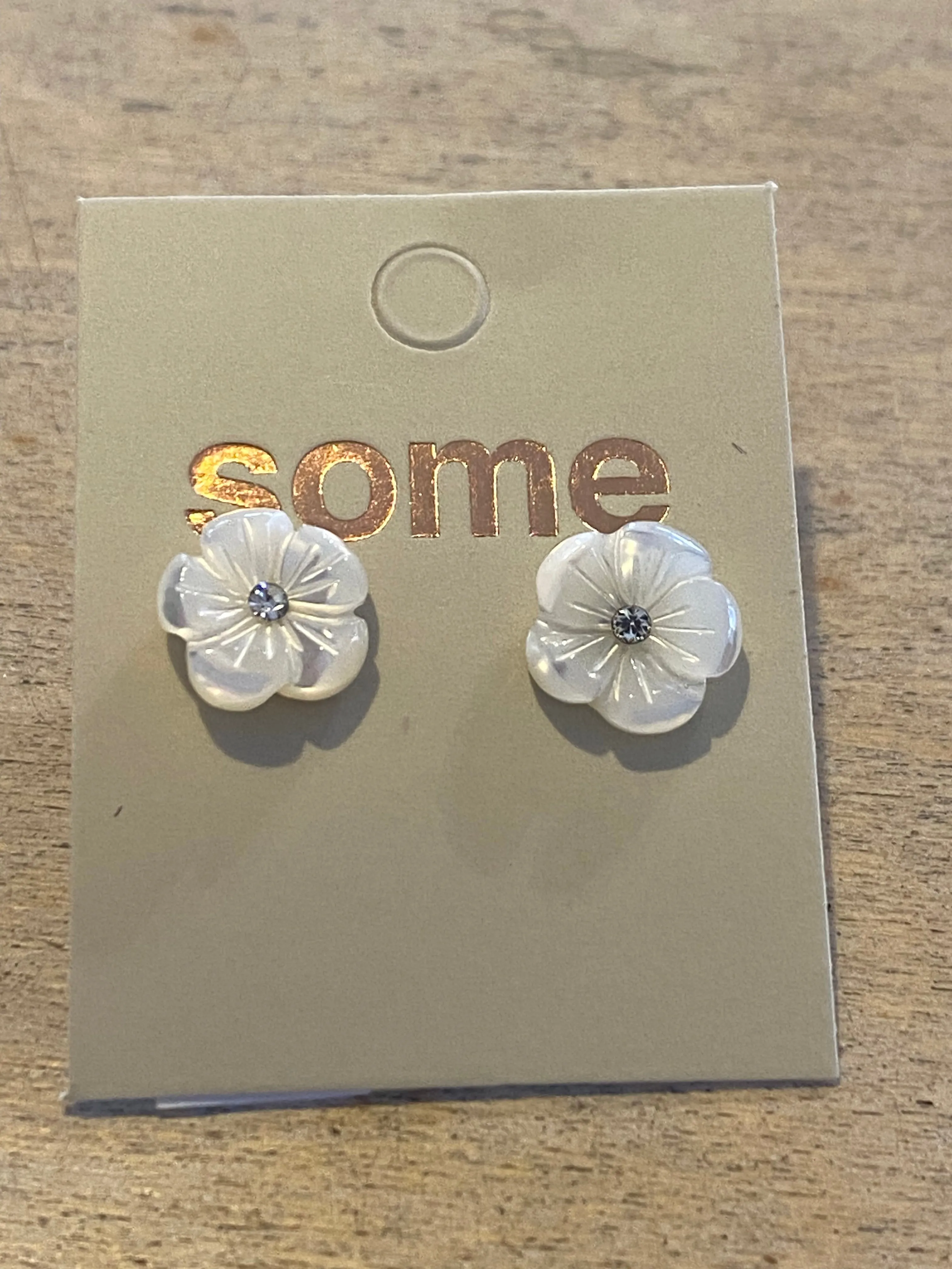 Some Mother of Pearl Flower Stud Earrings 480